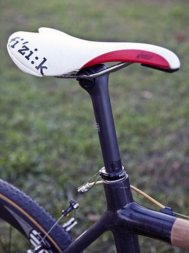 A fi'zi:k Aliante k:ium saddle is mounted atop Edge Composites' new carbon seatpost.