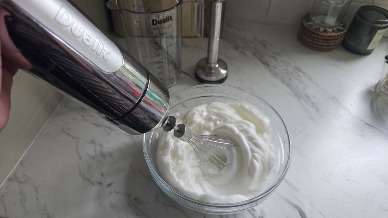 Duality hand blender mixing meringue in stages