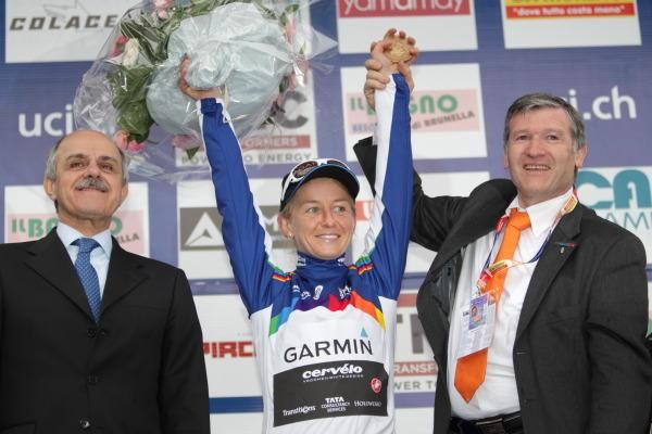 Italian Federation President and Vice-President UCI, Renato Di Rocco with new World Cup leader, Emma Pooley (Garmin-Cervelo) and organiser, Mario Minervino