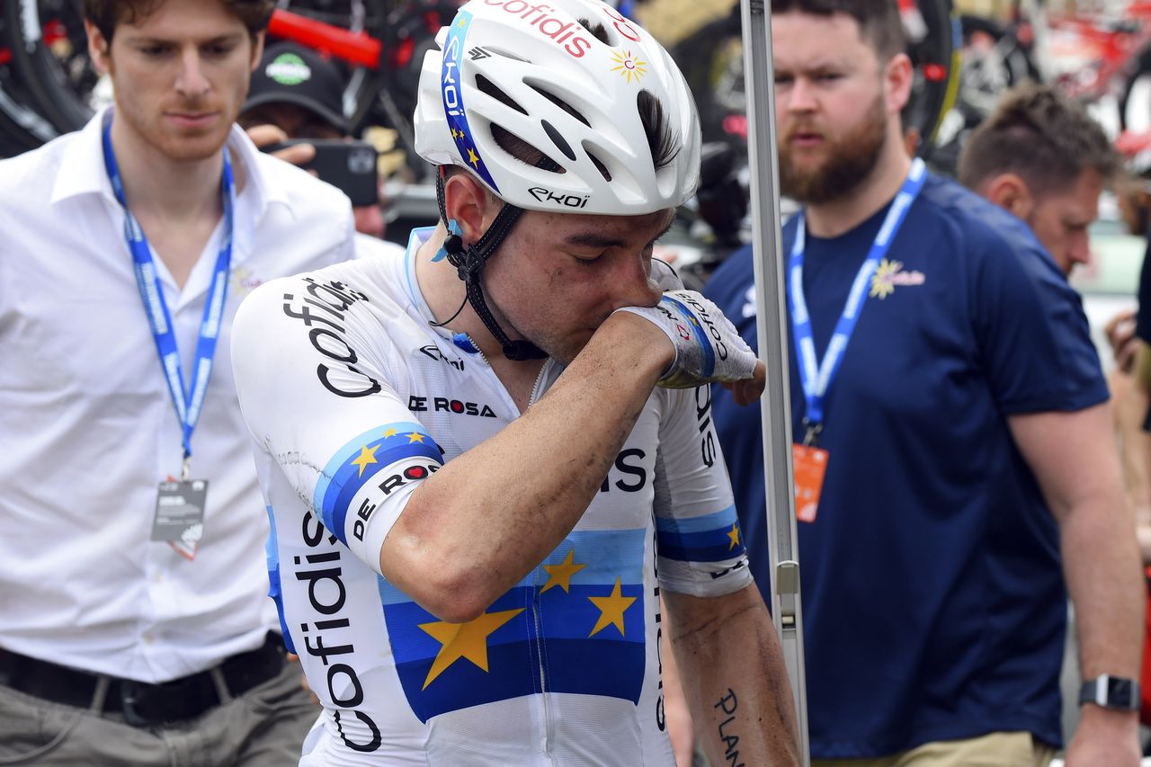 Elia Viviani after his stage 2 crash