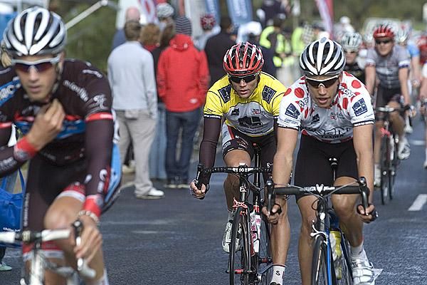 Jonathan Cantwell (yellow) of Fly V Australia handed his tour leader's jersey over to teammate and fellow Queenslander Darren Rolfe after stage three.