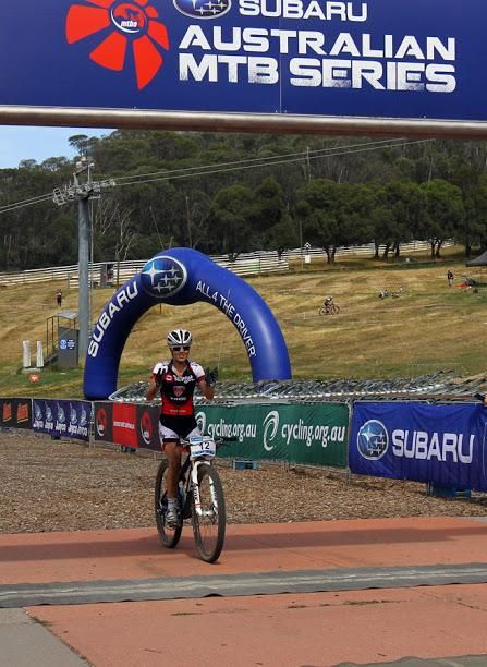 Bec Henderson wins the elite women's cross country race