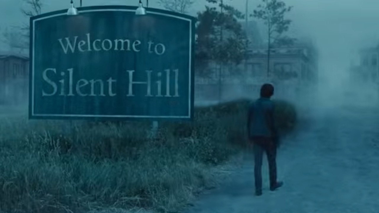 A man heading into a foggy town in Return to Silent Hill