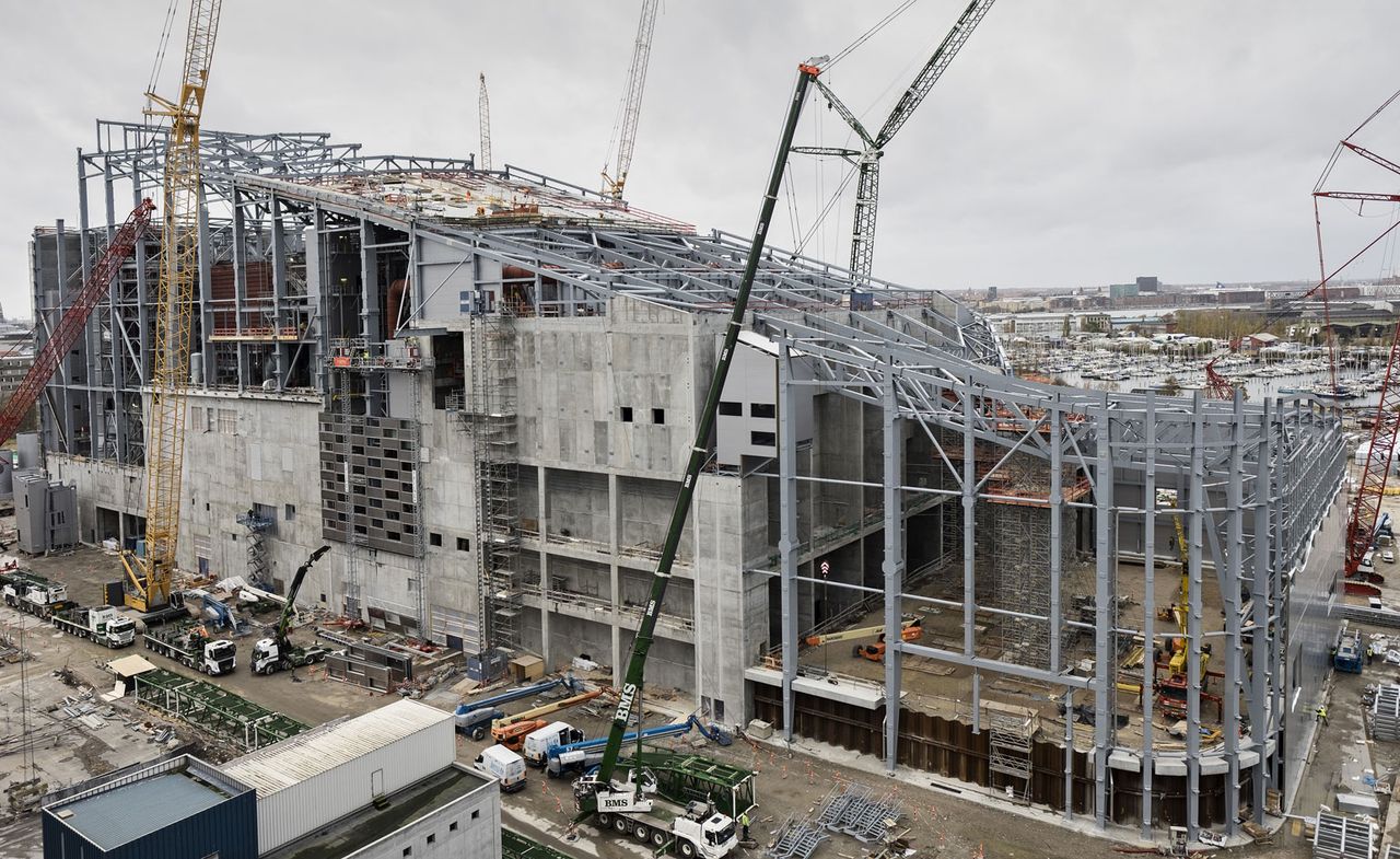 The Amager Bakke building in under construction.