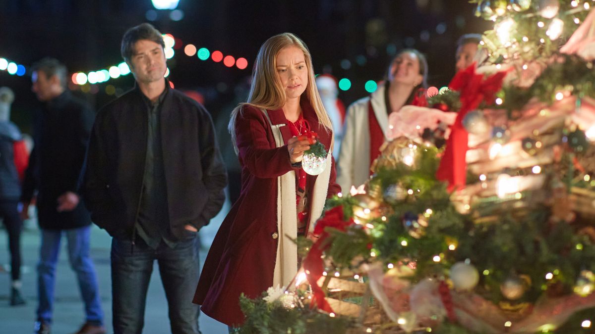 Corey Sevier, Cindy Busby in Everything Christmas