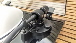 the tonearm on the fluance rt85n record player