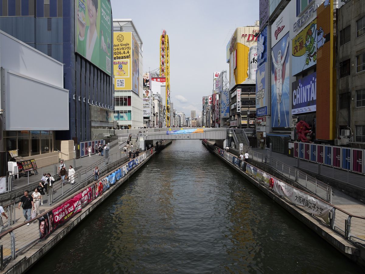 Sample image taken with the Panasonic Lumix L10; a river running through Osaka, with high-rise buildings either side of it, taken from a bridge