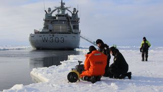 Kystvakten på tokt på Svalbard med Blueye-drone.