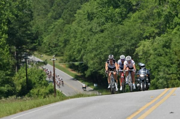 The field has the women's break in sight with only a couple kilometres left.