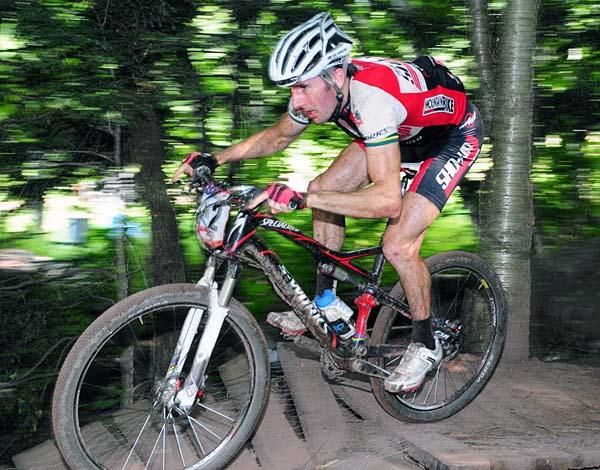 Sid Taberlay (ShoAir-Specialized) takes risks on the descent.