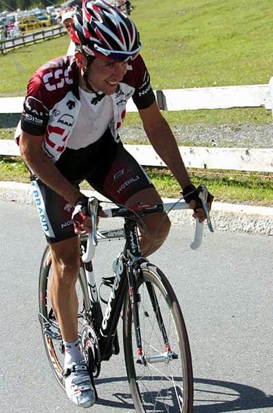 Carlos Sastre (Team CSC) struggles.