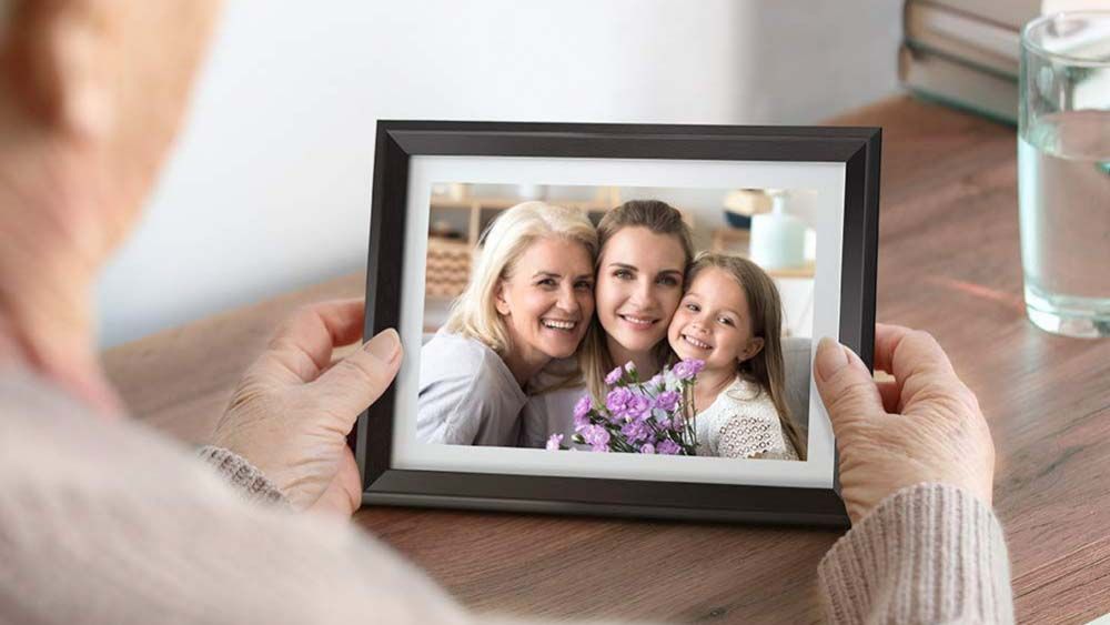Dragon Touch Classic 10 Digital Picture Frame review Tom's Guide