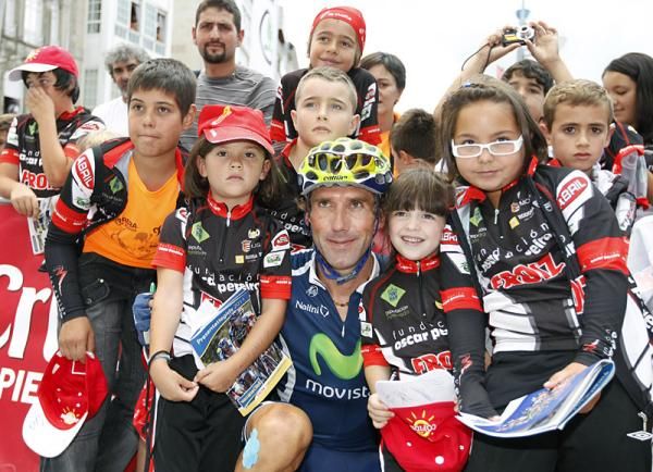 Pablo Lastras (Movistar) surrounded by young fans.