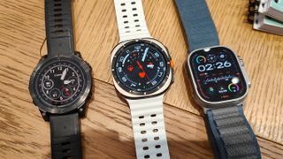 Samsung Galaxy Watch Ultra puisella pöydällä