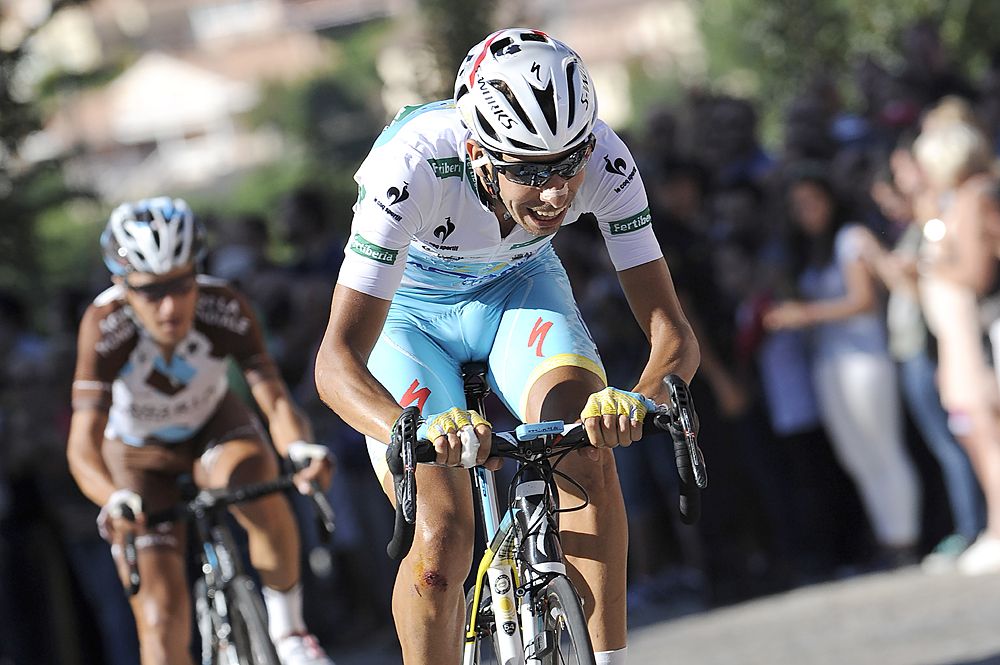 Fabio Aru (Astana) chases desperately