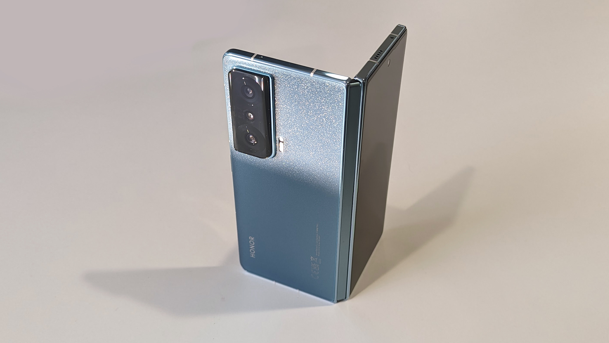 Honor Magic Vs hands-on half open angled back