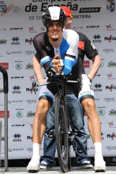 Luis Leon Sanchez (Blanco) awaits the start