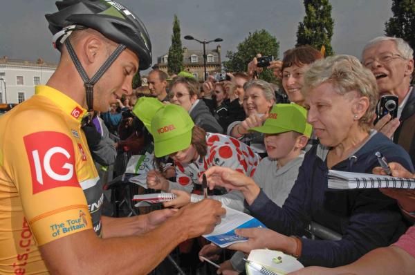 Jonathan Tiernan-Locke (Endura) signs autographs prior to the start