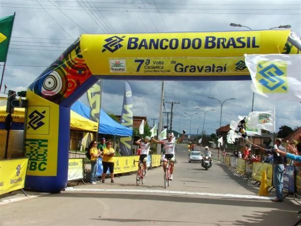 UNE - EPM teammates Juan Pablo Suarez and Jaime Alberto Castaneda Ortega cross the line together