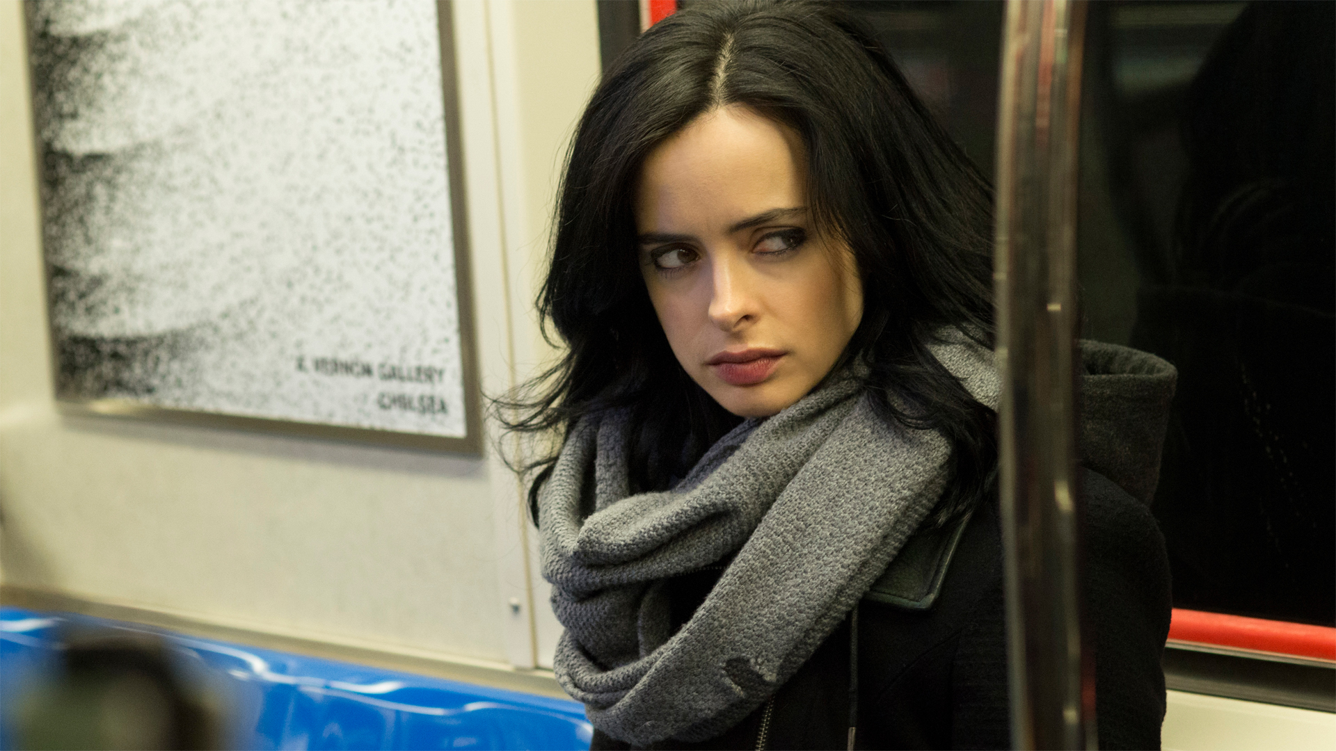 Jessica Jones sentada en el metro en la primera temporada de su show de Netflix Marvel