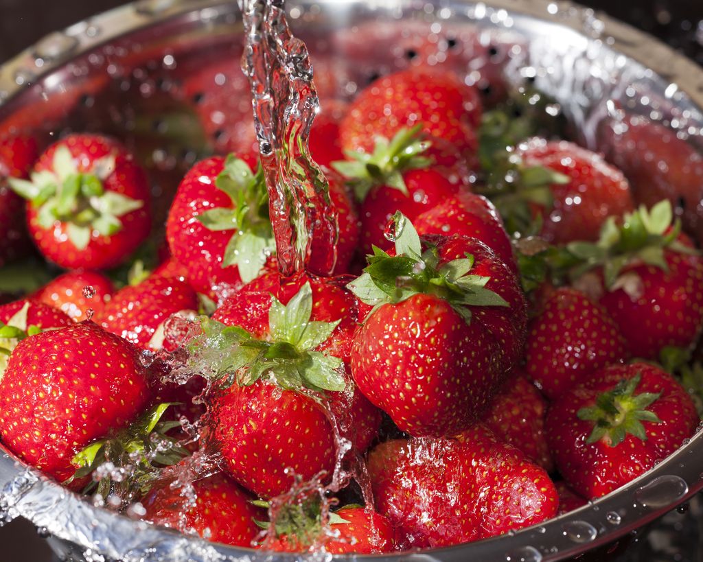 How to clean strawberries with vinegar, baking soda, or salt Real Homes
