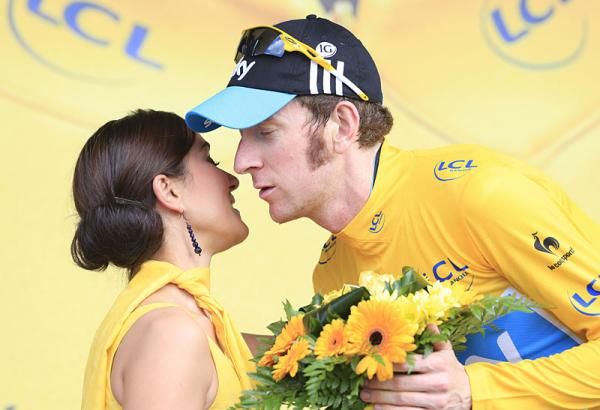 Bradley Wiggins (Sky) gets kissed