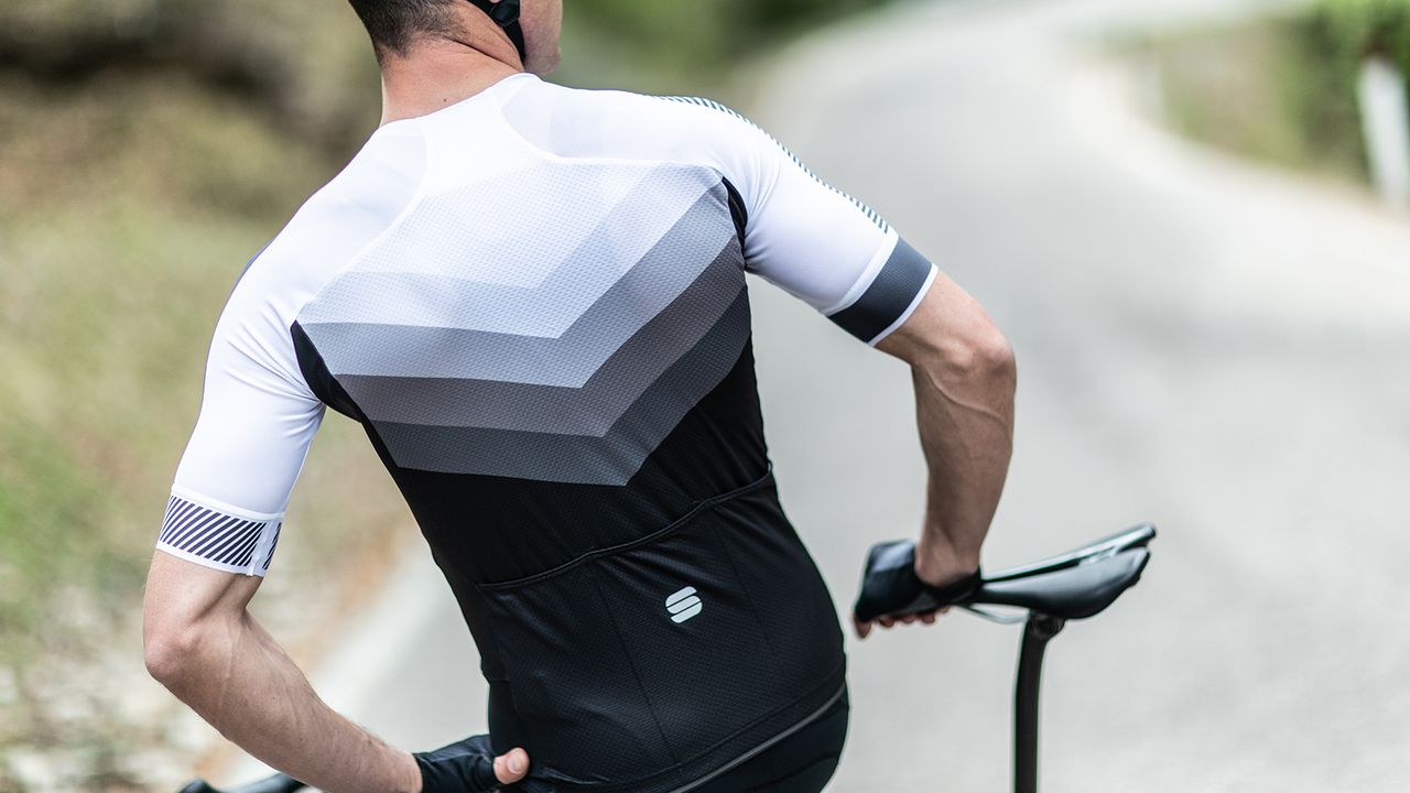 The Sportful Bodyfit Pro 2.0 Evo jersey looks to be inspired by the chevron design from Bora-hansgrohe's team kit