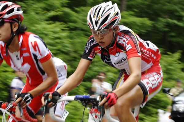 Mayuko Hagiwara (Asahi Racing) attacked