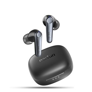 EarFun Air Pro 3 mot en hvit bakgrunn