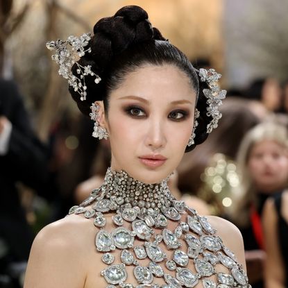 ejae attends the met gala wearing chunky neck jewelry and silver hair accessories