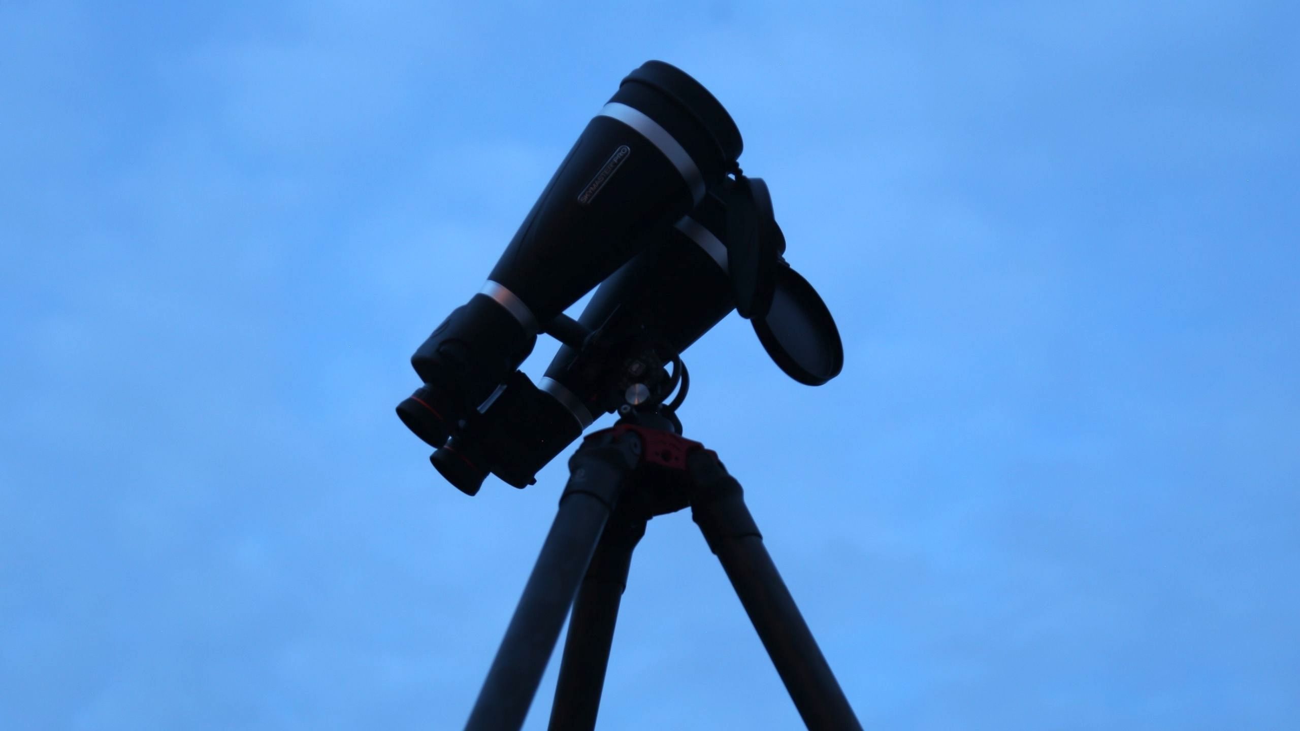 Celestron skymaster pro 20x80 binoculars close-up