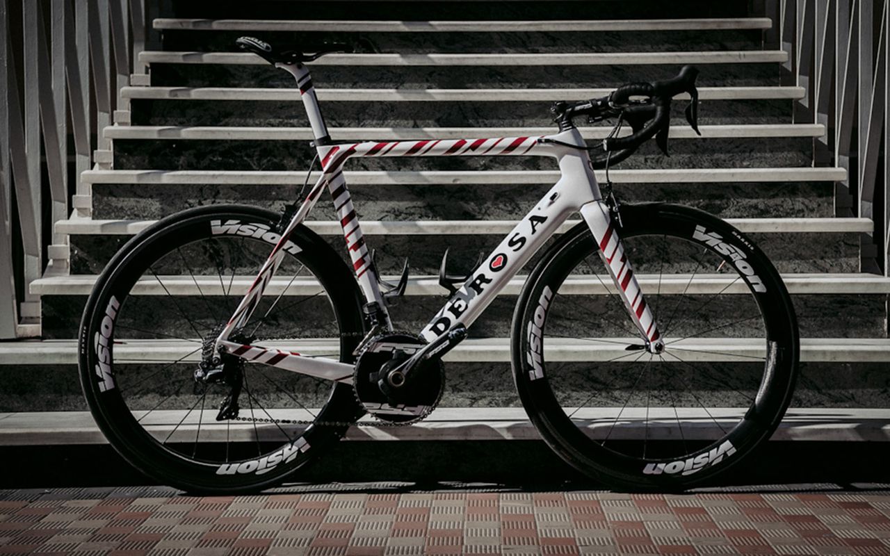 Krists Neilands' De Rosa Protos in the Latvian national colours