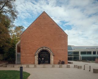 Burrell Collection building, brick and glass volumes