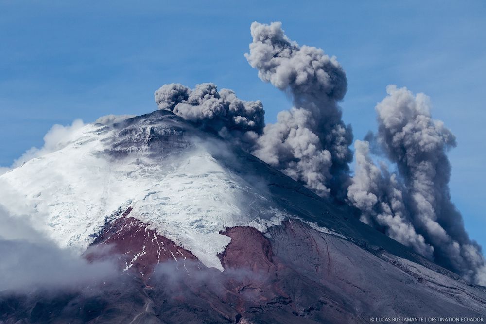 Unforgettable Images Capture Volcano Rumbling to Life | Live Science