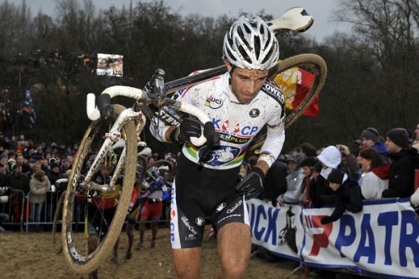 World Cup leader Niels Albert may have to put his running skills to the test in Igorre, Spain for the World Cup's fifth round.