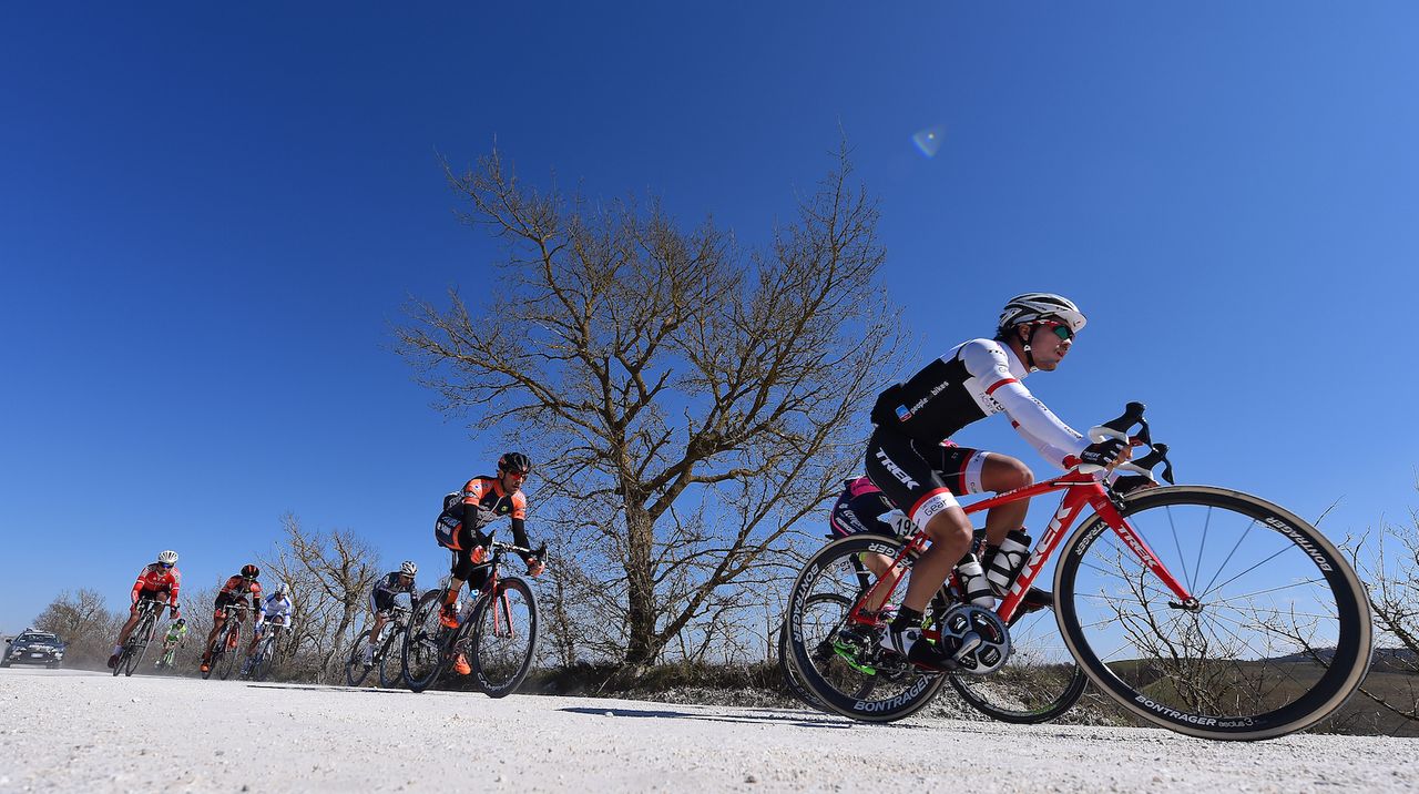 White roads and a crisp blue sky in 2015 Strade Bianche