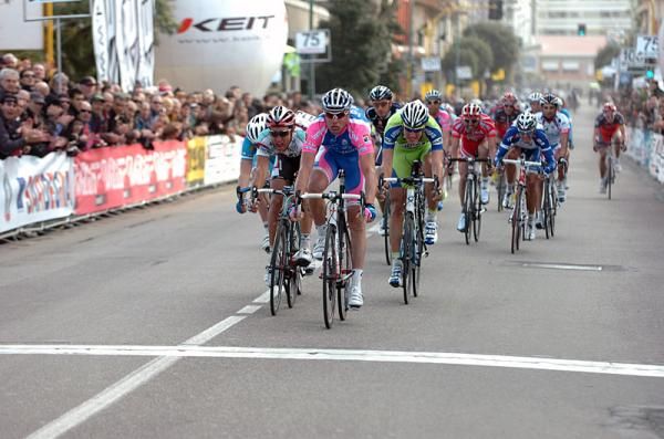 It's time for Alessandro Petacchi (Lampre-Farnese Vini) to raise his hands in the air to celebrate his stage win.