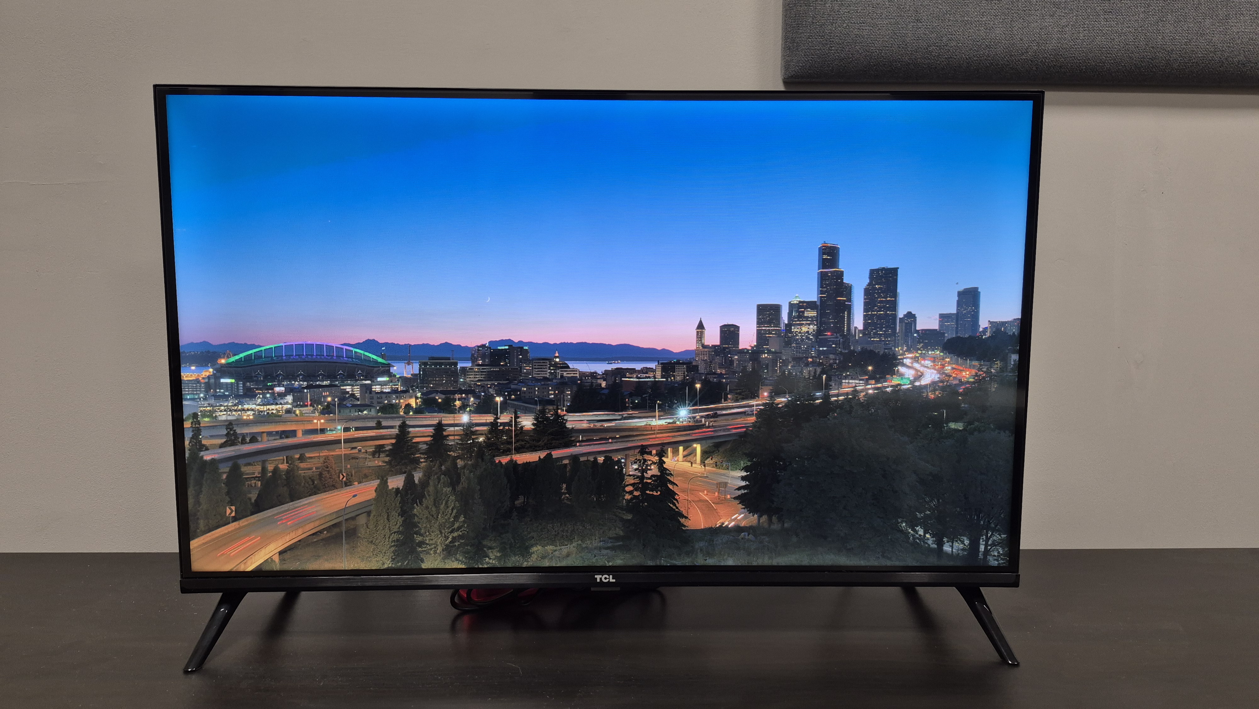 City skyline image on the TCL 32S5400