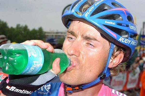 Damiano Cunego (Lampre-Fondital) chugs down a bottle of water after a long day