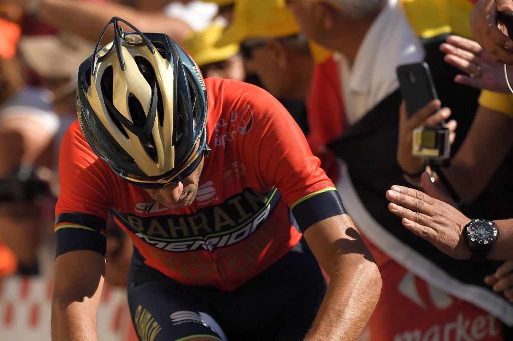 Vincenzo Nibali chases back after his crash