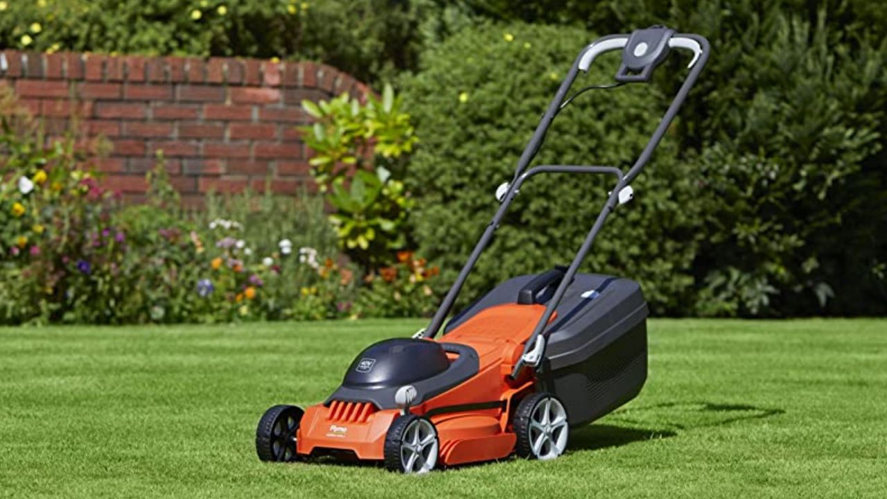 Flymo Easistore 340R Li lawn mower lifestyle image