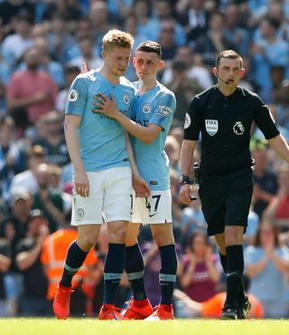 Kevin De Bruyne leaves the field injured