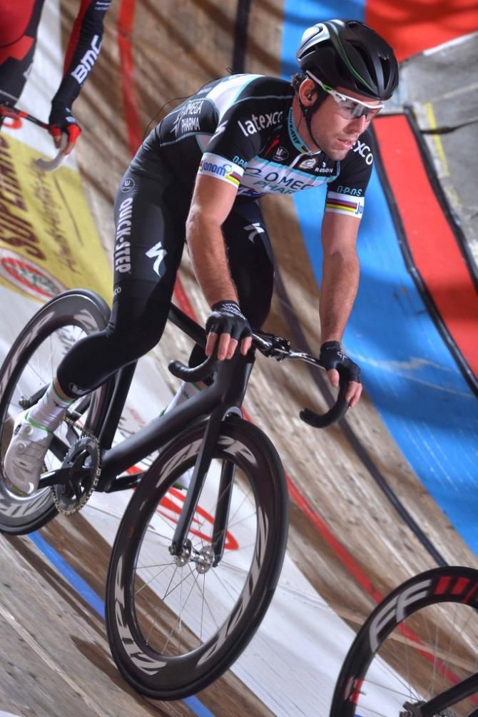 Mark Cavendish checks the wheel in front of hime