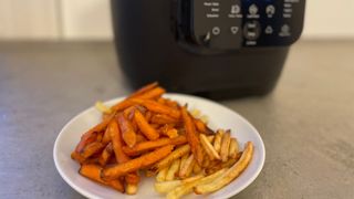 Sweet potato chips and normal chips in the Tefal Multicook Actify Air Fryer