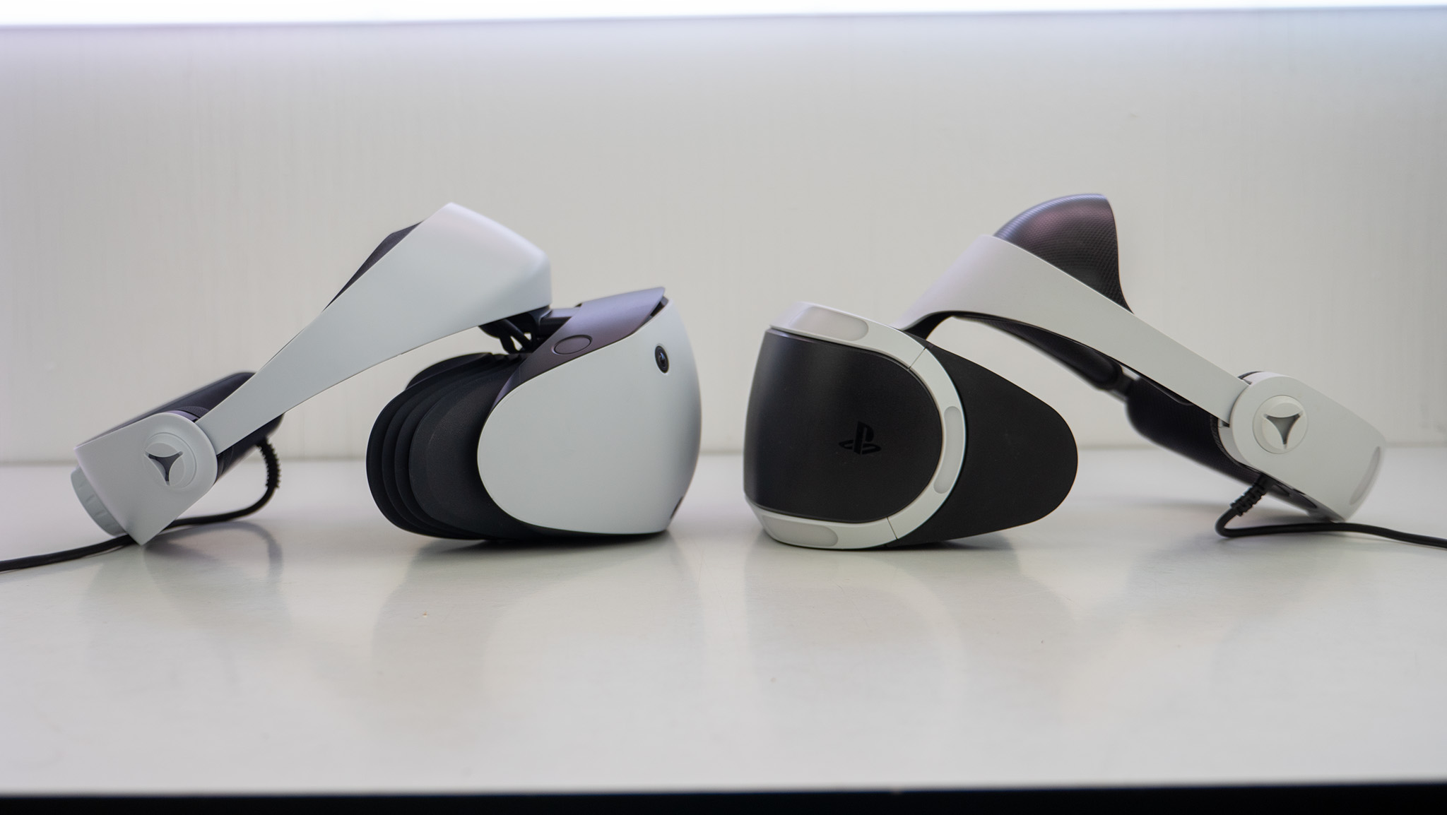 A lateral do fone de ouvido PlayStation VR2 ao lado do PlayStation VR original