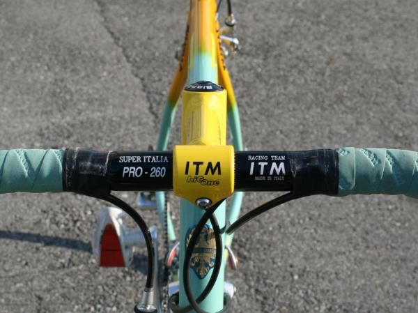 The cockpit consists of a non-oversized alloy bar and TIG-welded alloy stem - both by ITM.