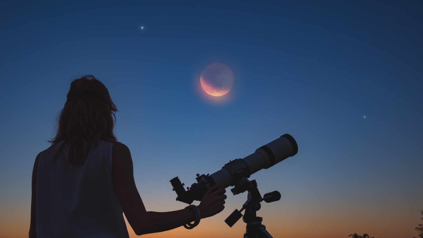 2 planets will align with the 'Earth-shining' moon on the summer solstice. Here's how to watch. thumbnail