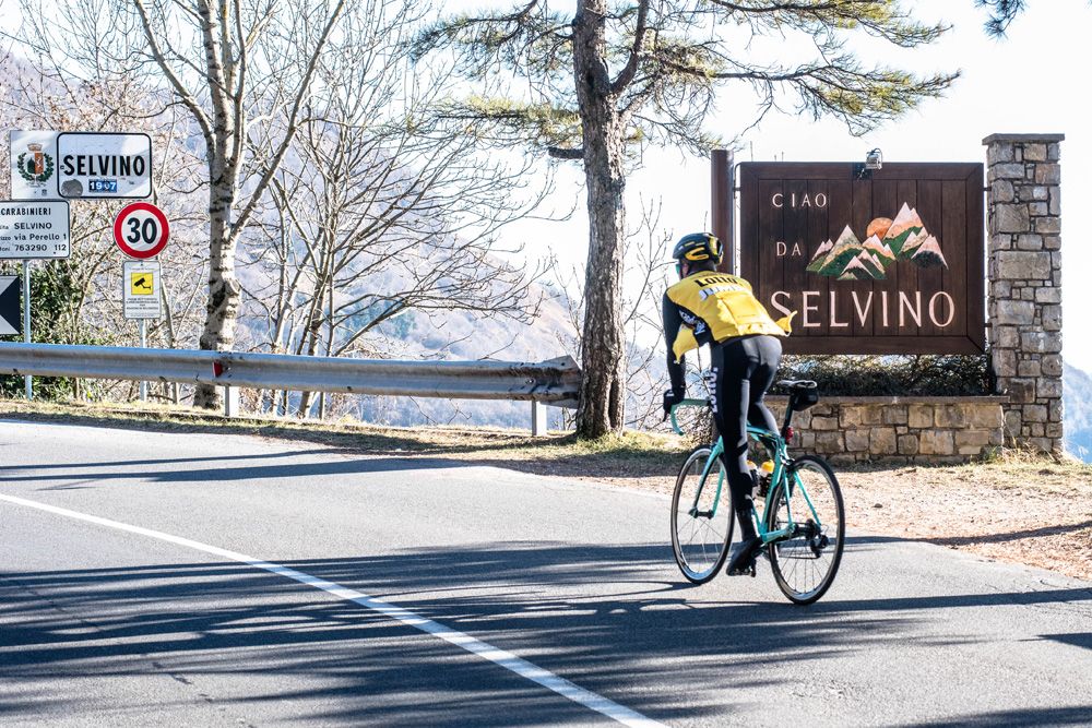 Steven Kruijswijk climbs the Selvino near Bergamo