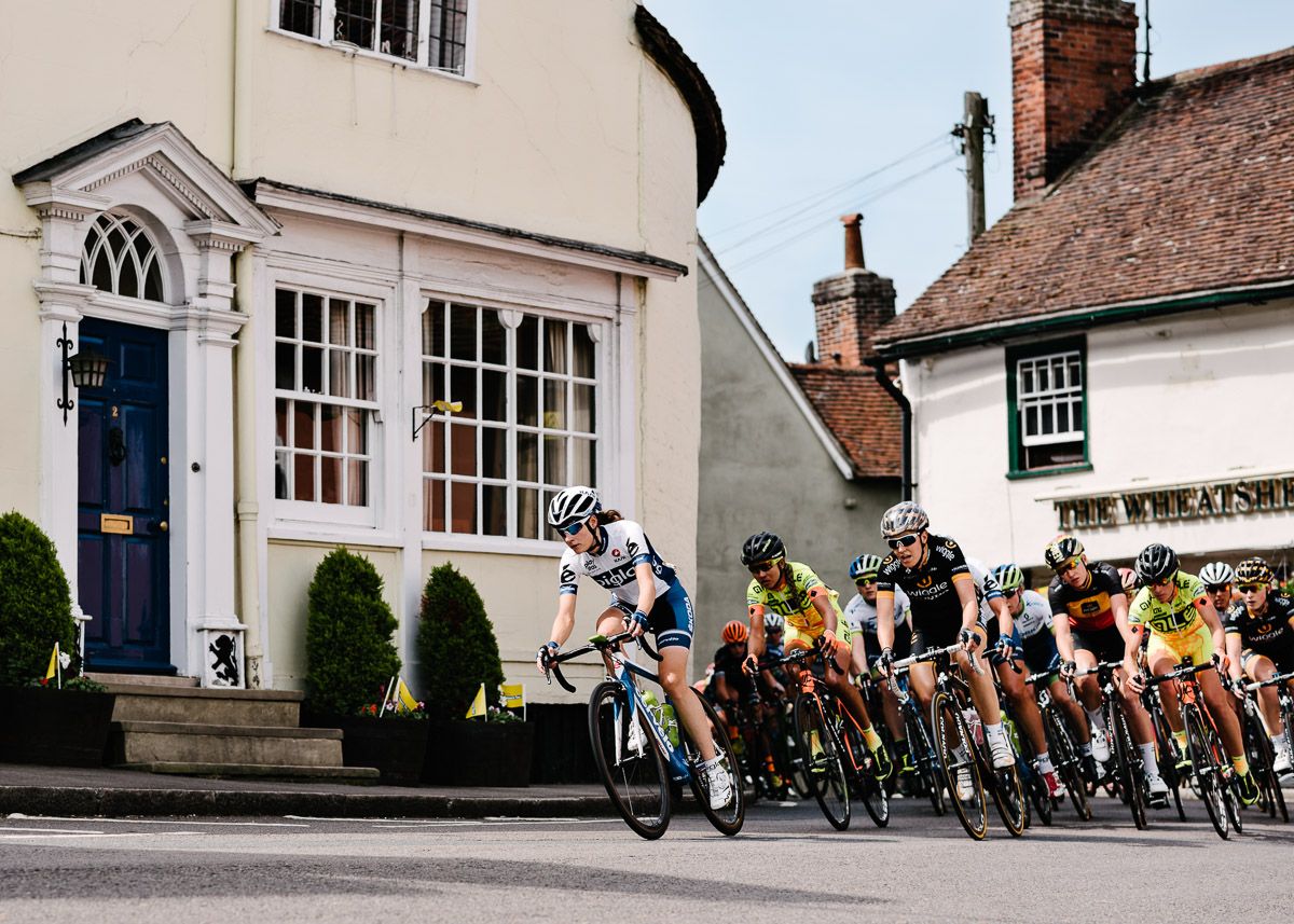 Nicole Hanselmann leads the peloton