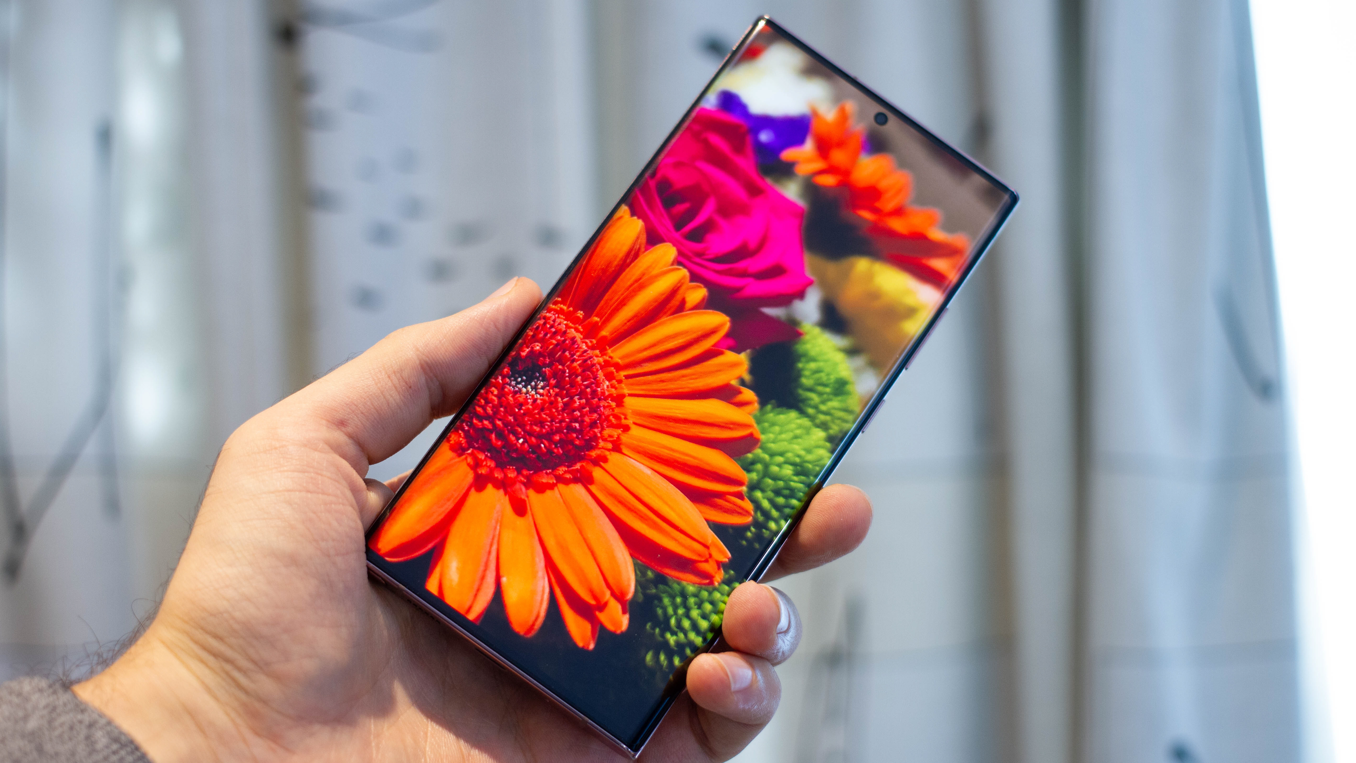 Đọc đánh giá chi tiết về Samsung Galaxy Note 20 Ultra 5G để biết tại sao sản phẩm này là lựa chọn tuyệt vời cho những ai muốn một chiếc điện thoại thông minh mạnh mẽ, đầy đủ tính năng và phong cách. Hình ảnh liên quan sẽ giúp bạn nhìn thấy thiết kế độc đáo và cấu hình mạnh mẽ của sản phẩm này. 